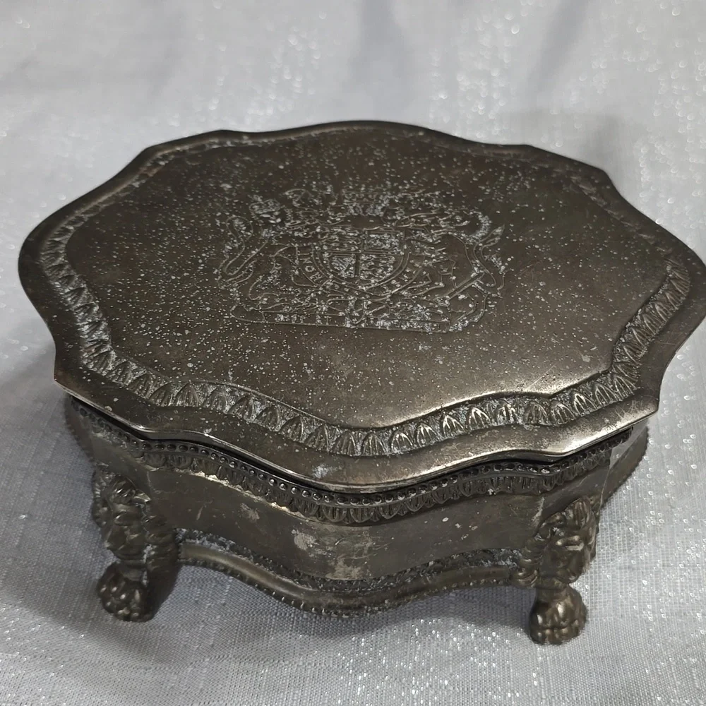 Vintage International Silver Co. Lion Crest Metal Trinket Hairpin Jewelry Box